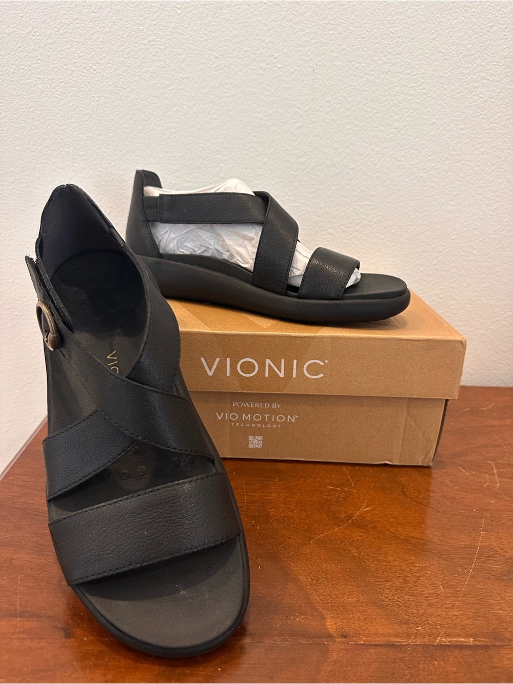 Vionic Black Leather Crisscross Strap Sandals